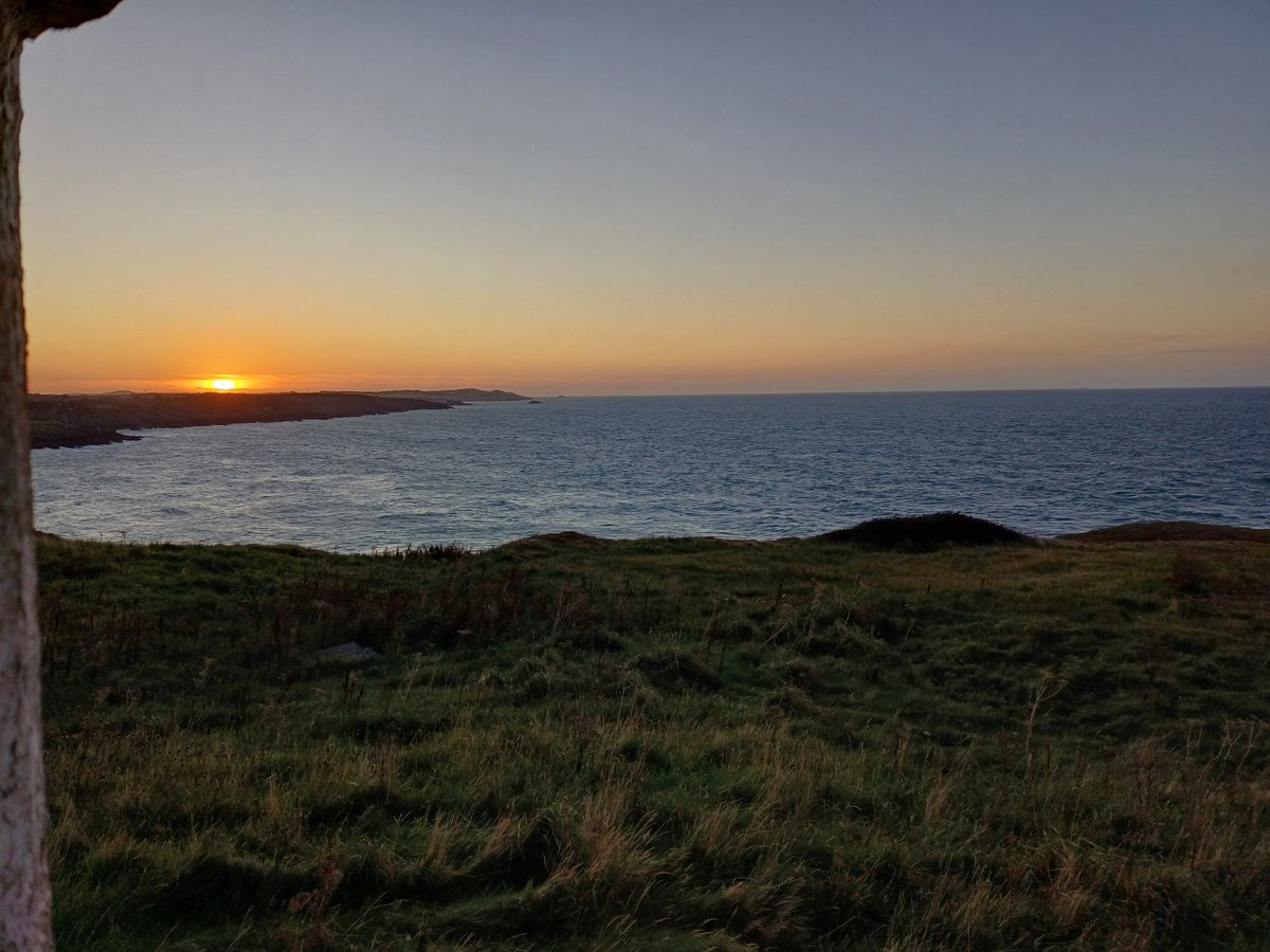 kendie's tweet photo. Sunset at Point Lynas. Perfect end to the day #pointlynas #Anglesey #sunset https://t.co/qQXiogwDrA