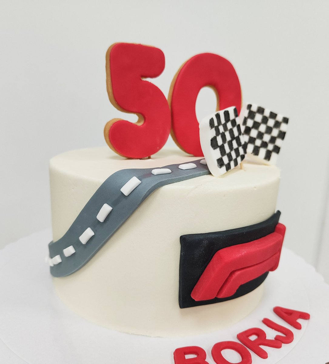 lbdcarol's tweet photo. Tarta rápida como la fórmula 1🏁
Para celebrar el 50 cumpleaños de Borja preparamos esta tarta de zanahorias con relleno de crema de queso y cobertura de chocolate blanco.
#TartasSinFondant #TartasBurgos #BurgosMola #PasteleriaBurgos #Burgos #LosBizcochosDeCarol #VictoriaBalfé35 https://t.co/JWAiRX93B6