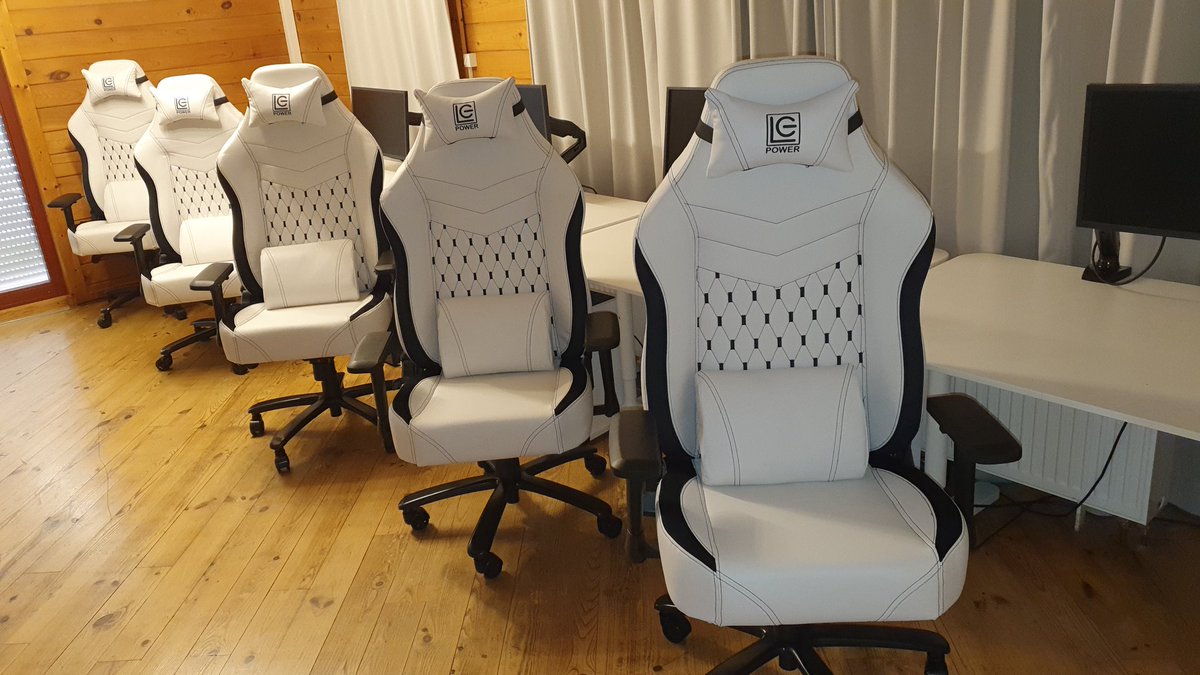 Fünf stramme Burschen haben sich heute in die Gamers Base geschlichen - sie sorgen nun mit XL Größe dafür, dass ihr es beim Zocken noch gemütlicher habt 😇✌️

Danke <a href="/lcpower_germany/">LC-Power</a> für den reibungslosen Ablauf 👏