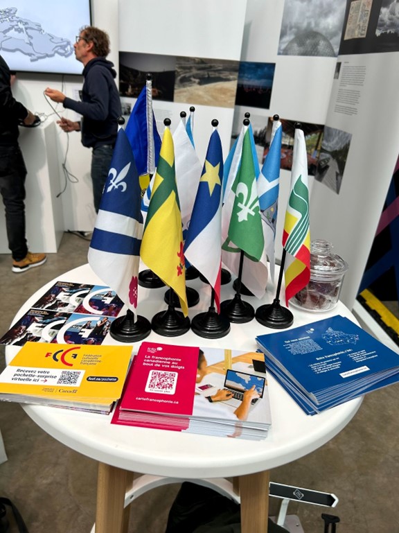 ✈️La FCCF est à Paris pour le Sommet de la Francophonie! Chaque participant qui passe à notre kiosque recevra en cadeau une pochette-surprise pleine de contenu culturel 100 % #frcan. Accédez vous aussi à la pochette-surprise en vous inscrivant ici👉 fccf.ca/pochette/