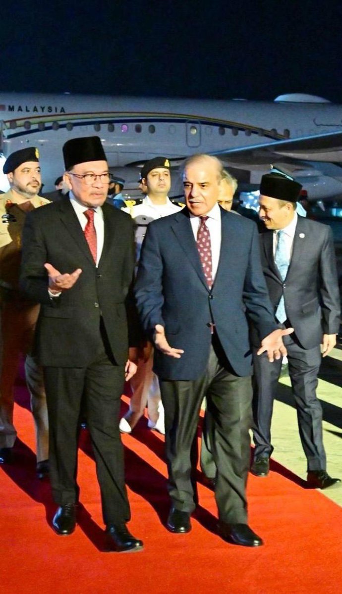 FarhanKVirk's tweet photo. ملائشیا کے وزیر اعظم تین روزہ دورے پر پاکستان آ گئے 🇵🇰🇲🇾

بتاو پھر شخصیت پرستو؟
اگلا فساد کب مچا رہے ہے!

اب تو تمھارے اختجاج کی تاریخیں دیکھنے کی ضرورت ہی نہیں پڑتی۔

بس جب بھی پاکستان میں کوئی بڑا عالمی عہدیدار یا سفارتی وفد آئے تو تمھارا ملک دشمن فساد شروع ہوجاتا ہے https://t.co/WBjhoLqqLi