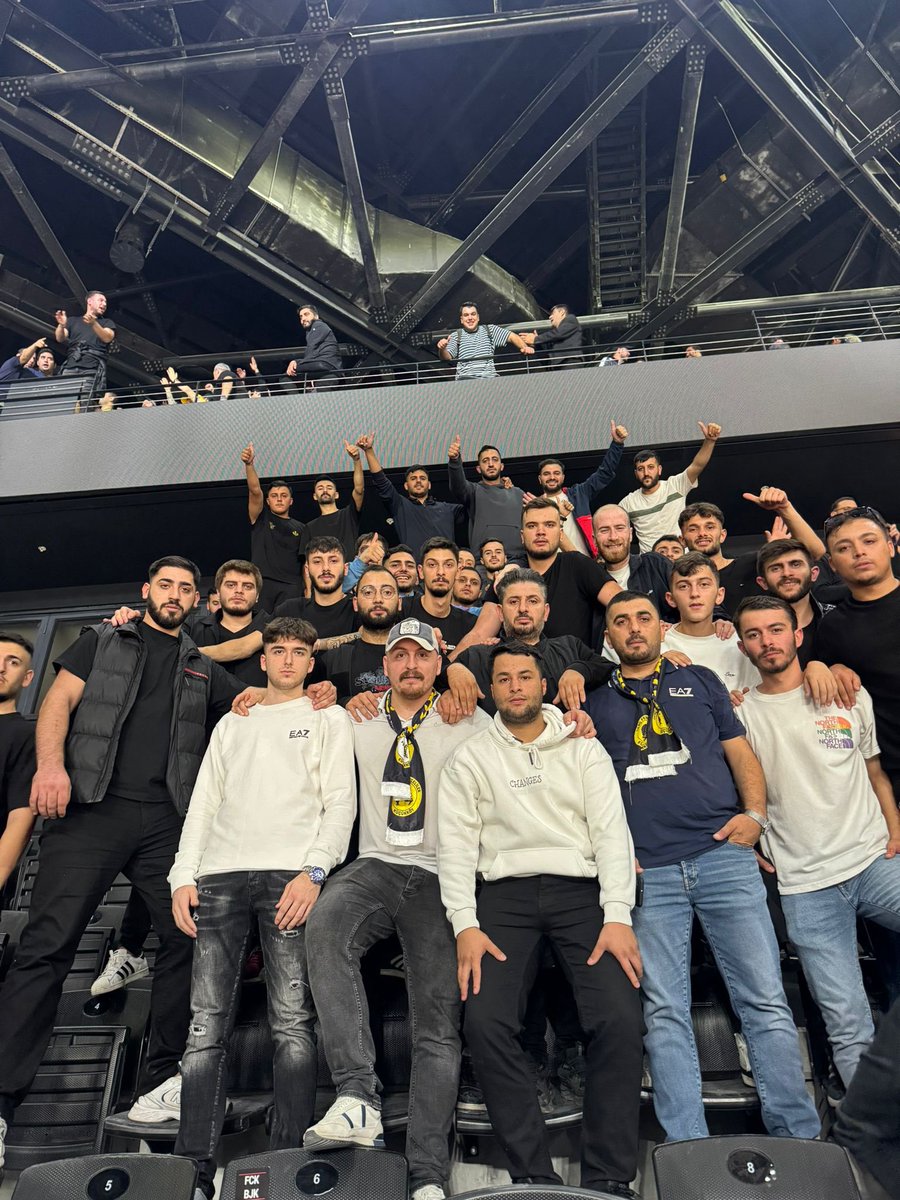 BEKLİYORUZ DEDİNİZ NEREDEYDİNİZ!

Fenerbahçemiz-Beşiktaş kadın basketbol müsabakasında tribündeki yerimizi aldık.