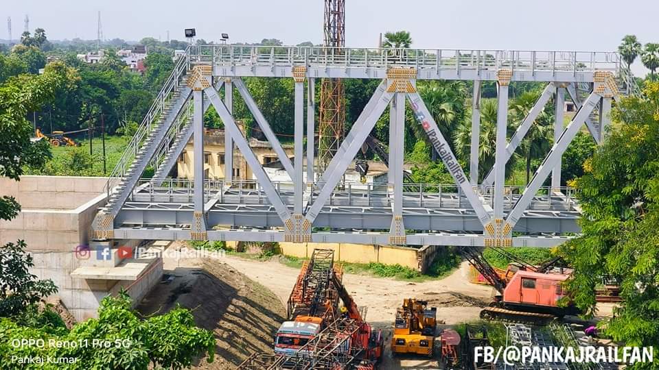 PankajRailFan's tweet photo. Latest Picture😍💯✅
मोकामा Rail Bridge अब लगभग आधा से ज्यादा बनकर तैयार हो गया है, हाथीदा की तरफ से 10 पिलर तक ट्रस रखने का काम पूरा कर लिया गया है। यह पुल पुराने राजेन्द्र सेतु के समांतर बनाया जा रहा है। इस पुल का निर्माण IRCON AFCON कंस्ट्रक्शन कंपनी कर रही है।
.
#Rajendrasetu https://t.co/znIhDLZP8v