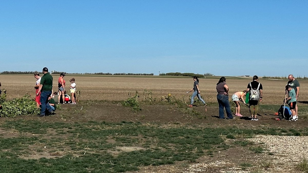 Looks like an amazing time from #AgInTheClassroom! Over 150 students participated in a field day. Huge thanks to <a href="/SynergyAG/">SynergyAG</a>, <a href="/winfield_united/">WinField United Can</a>, local farmers our very own <a href="/vickilawrence90/">Vicki Lawrence</a> for helping educate the next generation on where our food comes from! #GrowingTheFuture