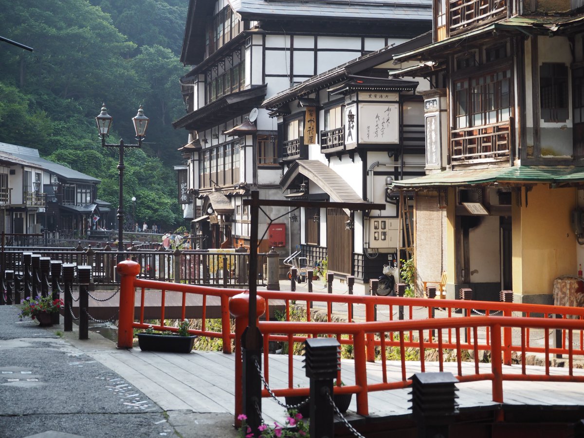 rysm_wd's tweet photo. 銀山温泉はどん詰まりにあるので、抜けられると思って入口まで突貫する人が昔から結構いたからね。それでも程よい混み具合だった10年ちょっと前。 https://t.co/ftglGt5qJ6