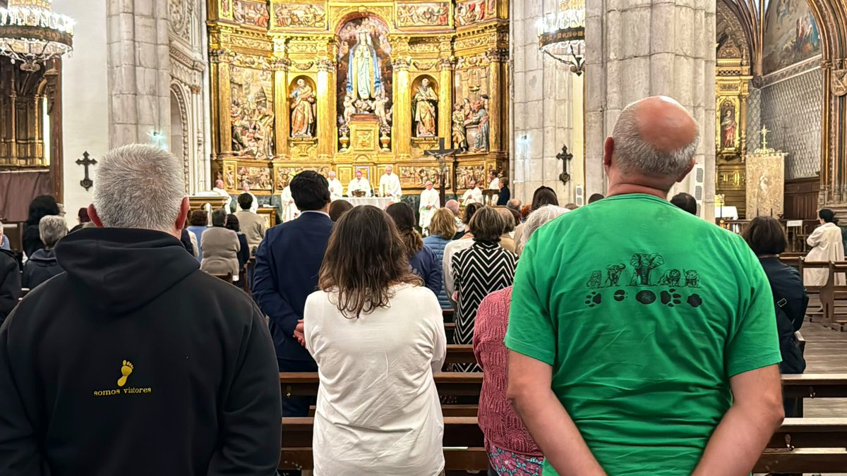 DiocesisVitoria's tweet photo. 📸 Eucaristía de envío en la iglesia de San Miguel de #VitoriaGasteiz para catequistas y profesores de la asignatura de Religión. Preside el @ObispodeVitoria, D. Juan Carlos Elizalde, con la participación de decenas de catequistas y educadores de colegios públicos y concertados. https://t.co/ZT7FCivCXW