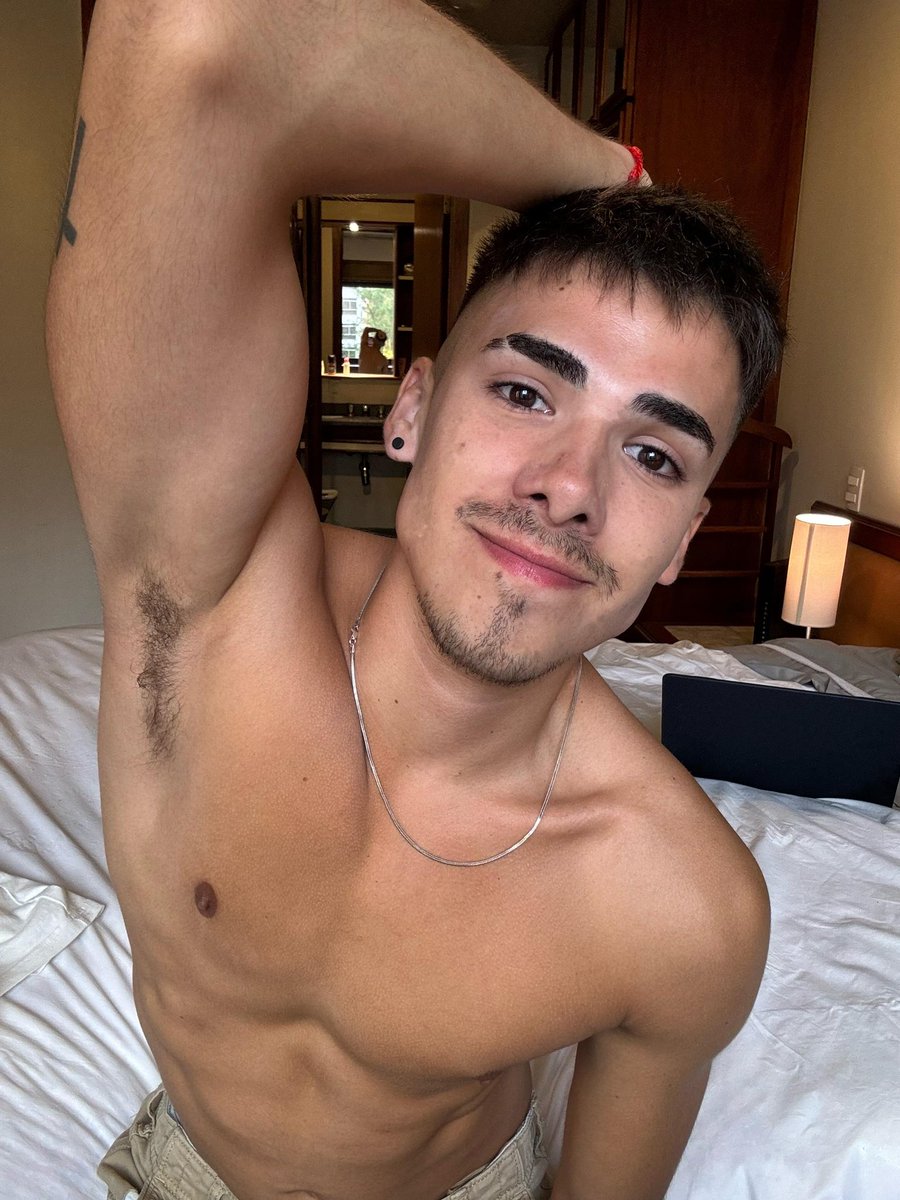 NachoNewson's tweet photo. RT if you want to cuddle and snuggle https://t.co/TzHxpcehKL