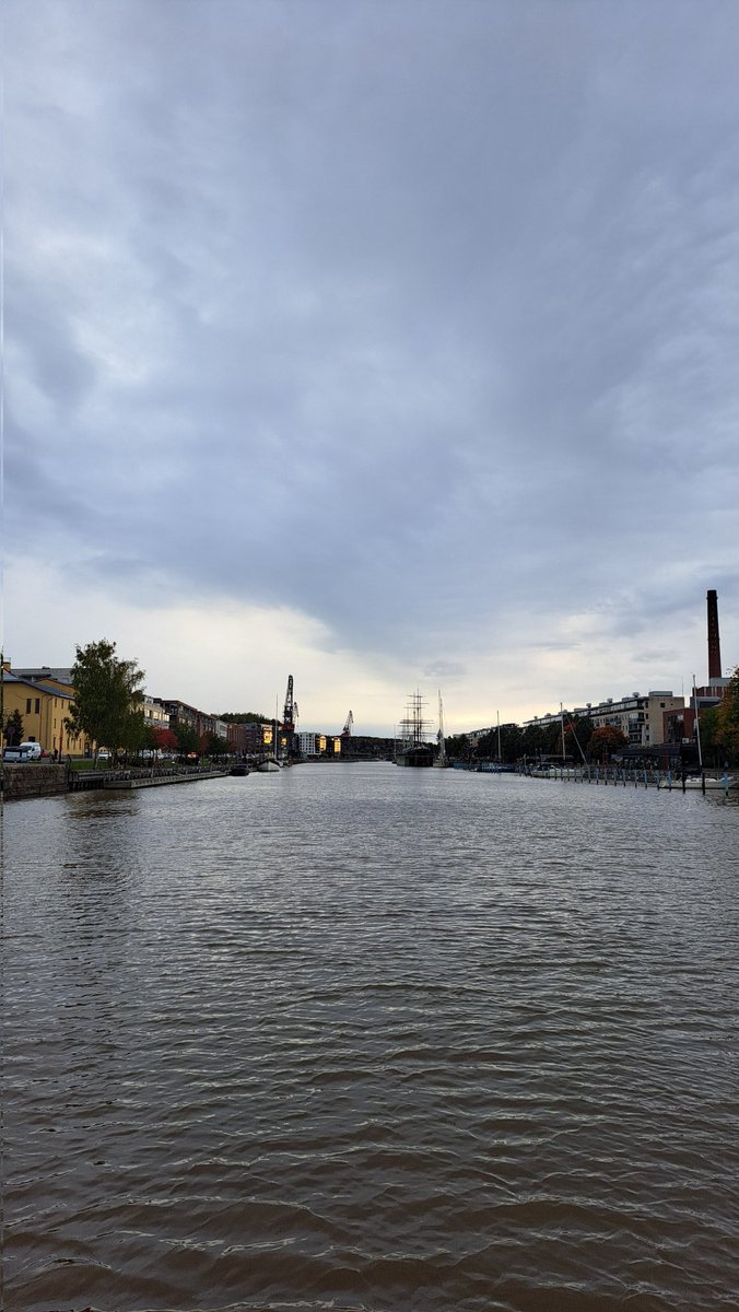 Charlotta89's tweet photo. Det blev aktiv vila idag. Först en PW längs ån medan K hade teaterskola och sedan en långpromenad i Idrottsparken med Scooby  ✅️  #träningshetsa https://t.co/hrL7GYLatP