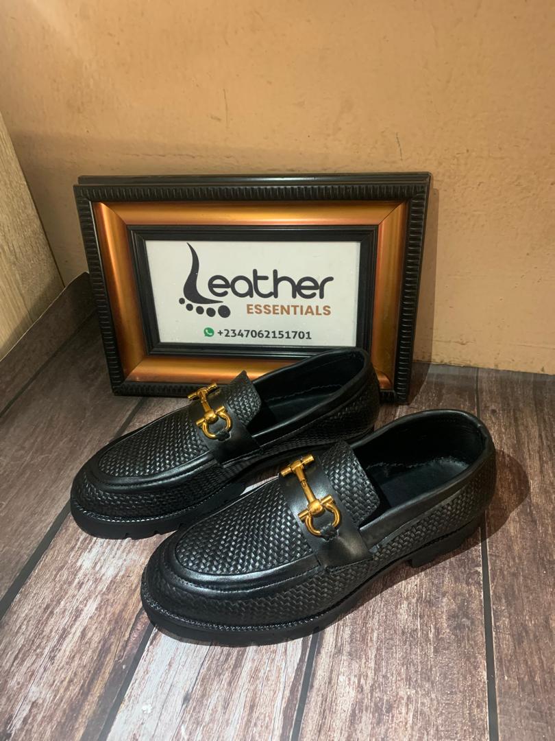 JEHOVAHBUKUNMI's tweet photo. Black Basket leather Shoe topped up with gold chain logo โจ ๐
#ilesa #leatheressentials #LikeFollowShare #shoestyle #shoemaker #osunstate #footwearforall #madewithleather #luxury #qualityoverquantity #quality https://t.co/OFRjQ4sint