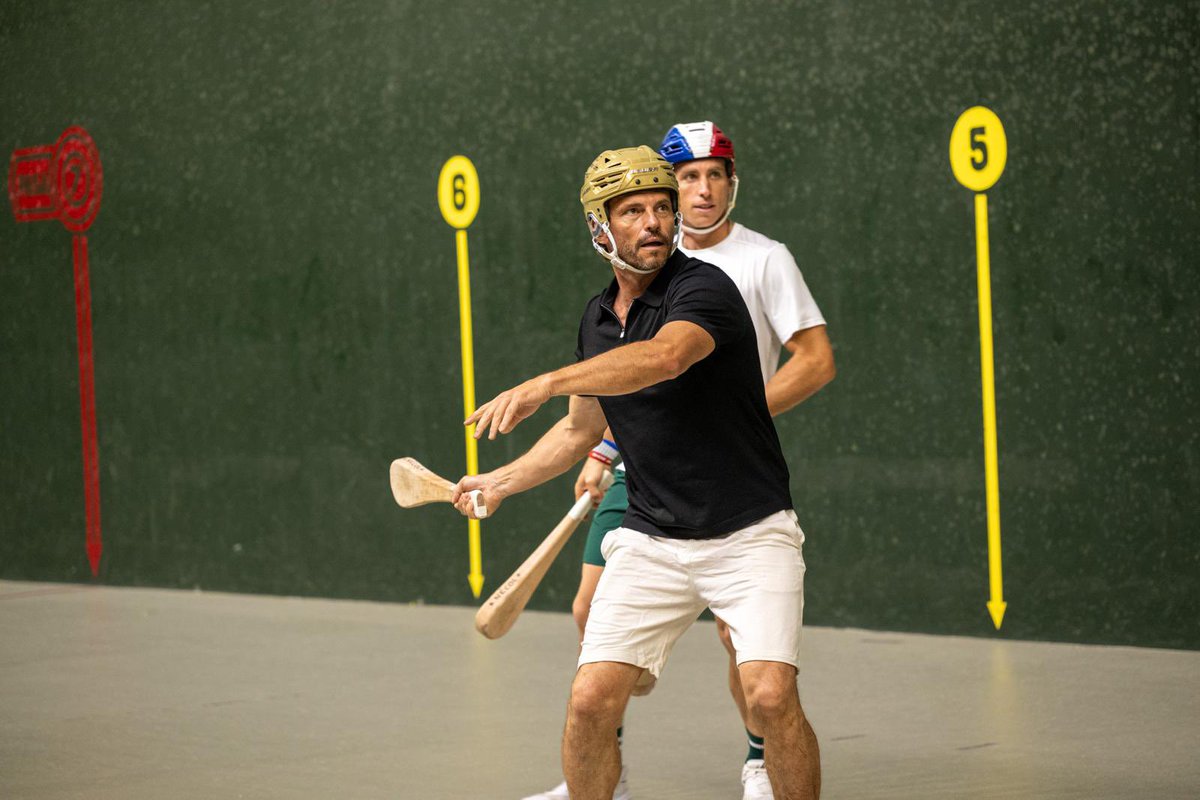 Dan_Necol's tweet photo. 🤜🏽🤛🏽 Deux landais partagent leur passion !

J’ai eu le plaisir de partager ma passion avec @arnaudbinard  pour @GALAfr Arnaud acteur de la série @emilyinparis a claqué les pelotes dans le  jai alai de Hossegor 
📸@yvesbottalico était présent pour capturer de belles photos !!! https://t.co/cG1xOQqhyF
