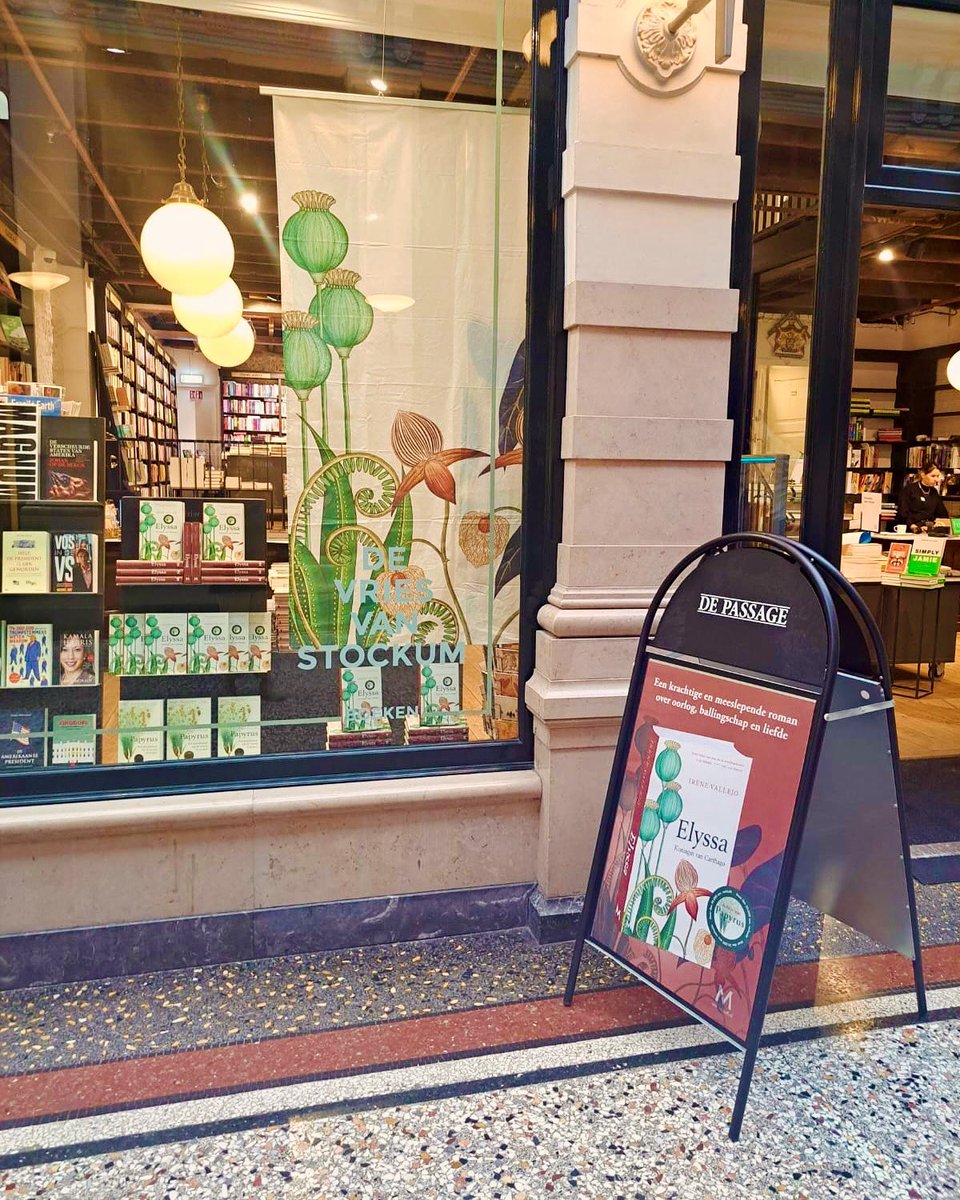 Elyssa en La Haya.
Gracias por este escaparate ataviado de juncos mediterráneos. 

🖋️ Traducción Adri Boon
<a href="/Meulenhoff/">Meulenhoff</a>