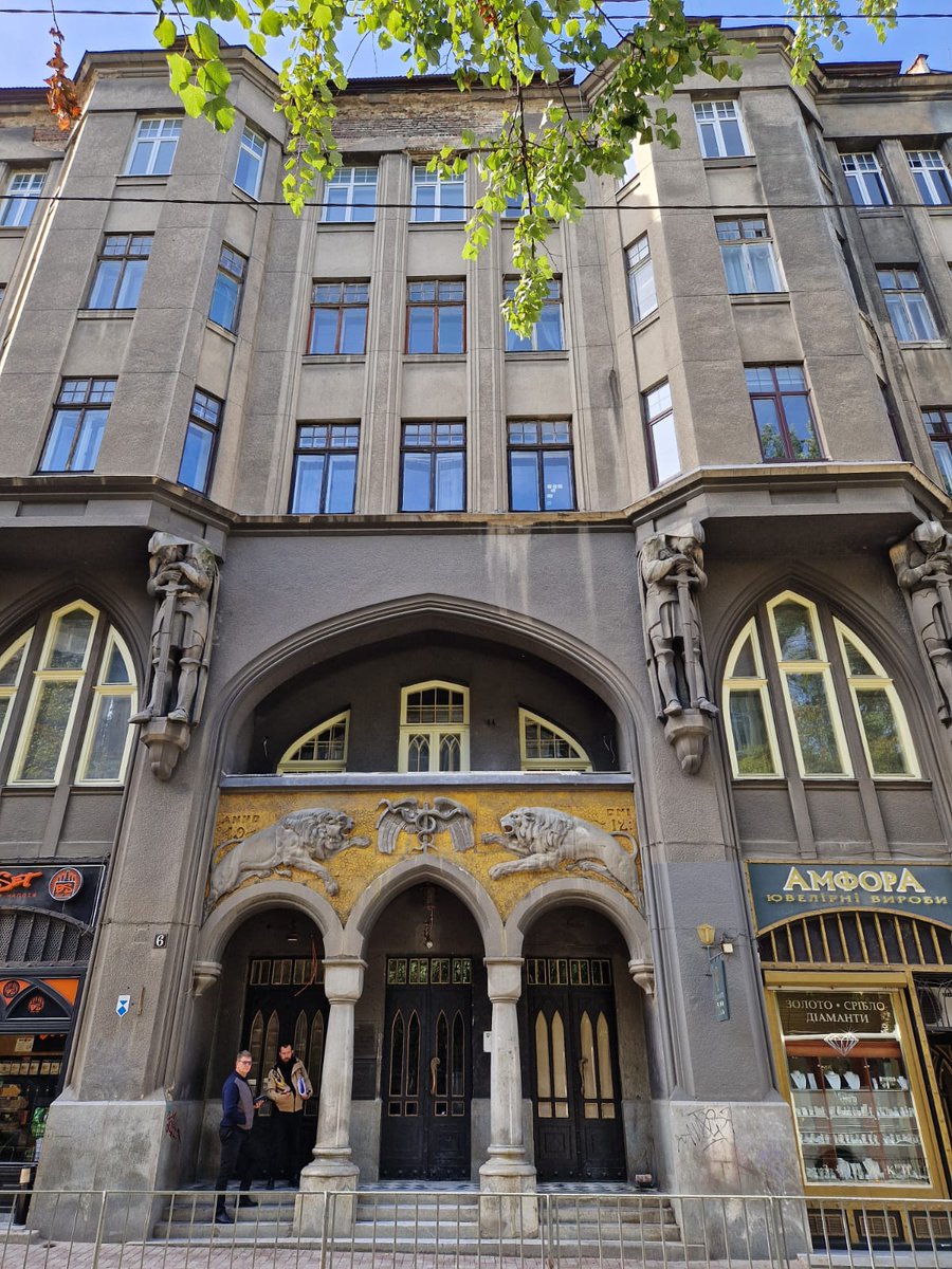 EmbEspKyiv's tweet photo. En #Leopolis, el Embajador @RLAranda ha visitado la obras del hub cultural financiado por @AECID_es, proyecto que se está realizando en colaboración con @unesco_kyiv y @lvivadm. Servirá para apoyar la resiliencia y promover la cooperación del sector cultural de #Ucrania.
🇪🇦🤝🇺🇦 https://t.co/XZCWHex3QQ