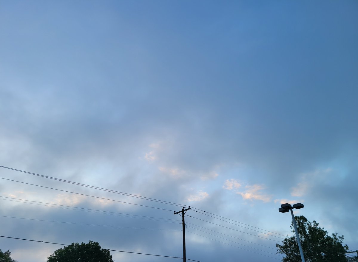 TooLateBlue's tweet image. They sure have! Woke up to a crazy fog this morning and when it finally cleared it looks like our geoengineered cloud cover has broken for a while ✈️☁️

The permahaze around the sun is stronger than ever though #SilverSky