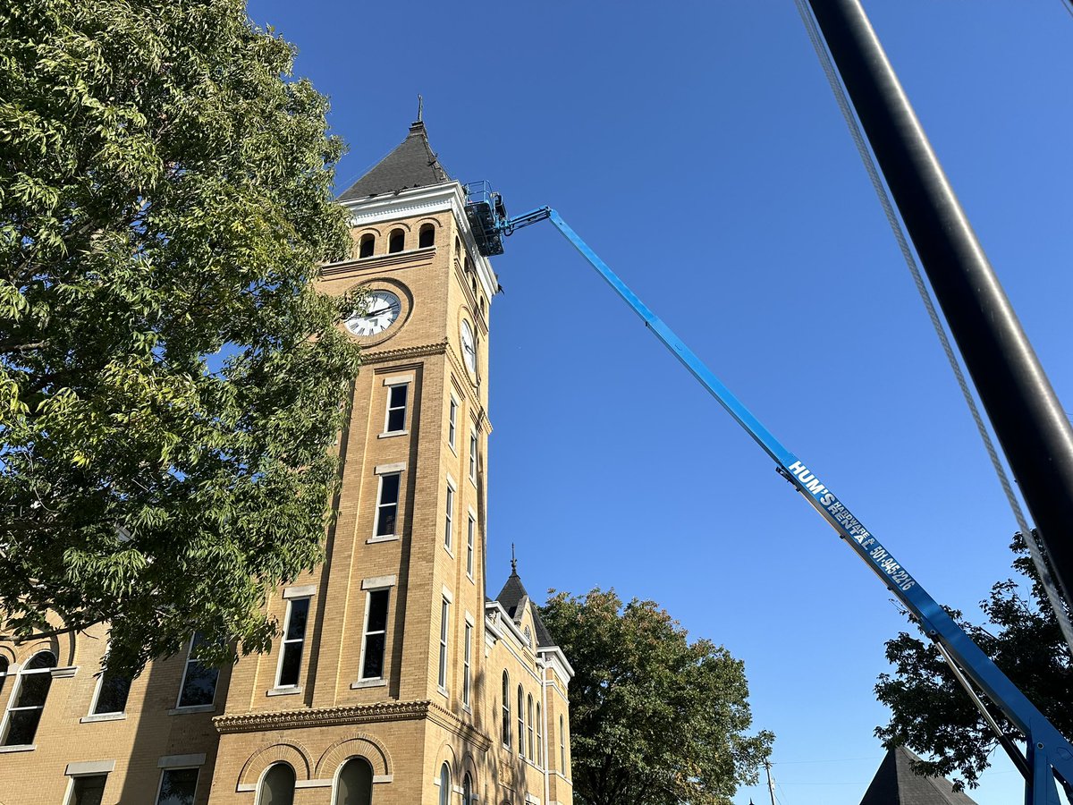 Roofing Contractors are working on the last section of the courthouse roof this morning…The Clock Tower!! The Main St. Entrance is closed while crews remove the old roof from the Clock Tower. Please use the Market St. Entrance to enter the courthouse. #SalineCoAR