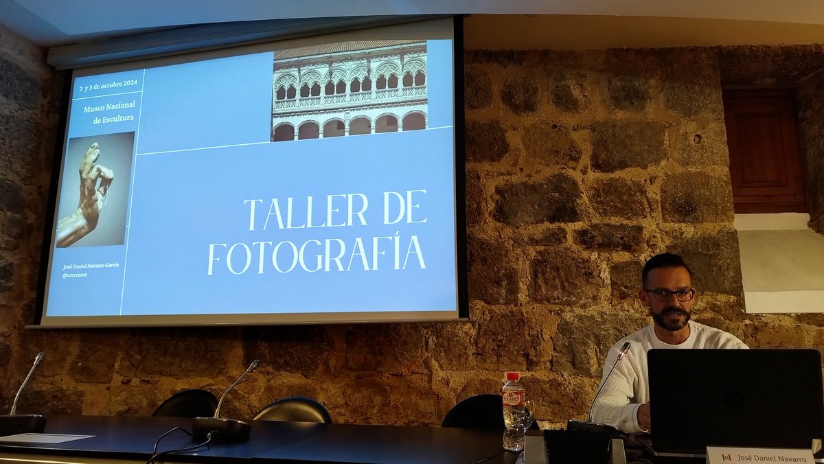 📸 ¡Comenzamos! Arranca el taller de fotografía impartido por José Daniel Navarro <a href="/Jose_D_Navarro/">José Daniel Navarro</a> (@correuret en Instagram).

🗒️ Primero una breve sesión teórica y luego una aplicación práctica por algunas salas del Museo.

📌 ¡Etiquetanos en tus fotos!

#TrasLaPantallaMNE