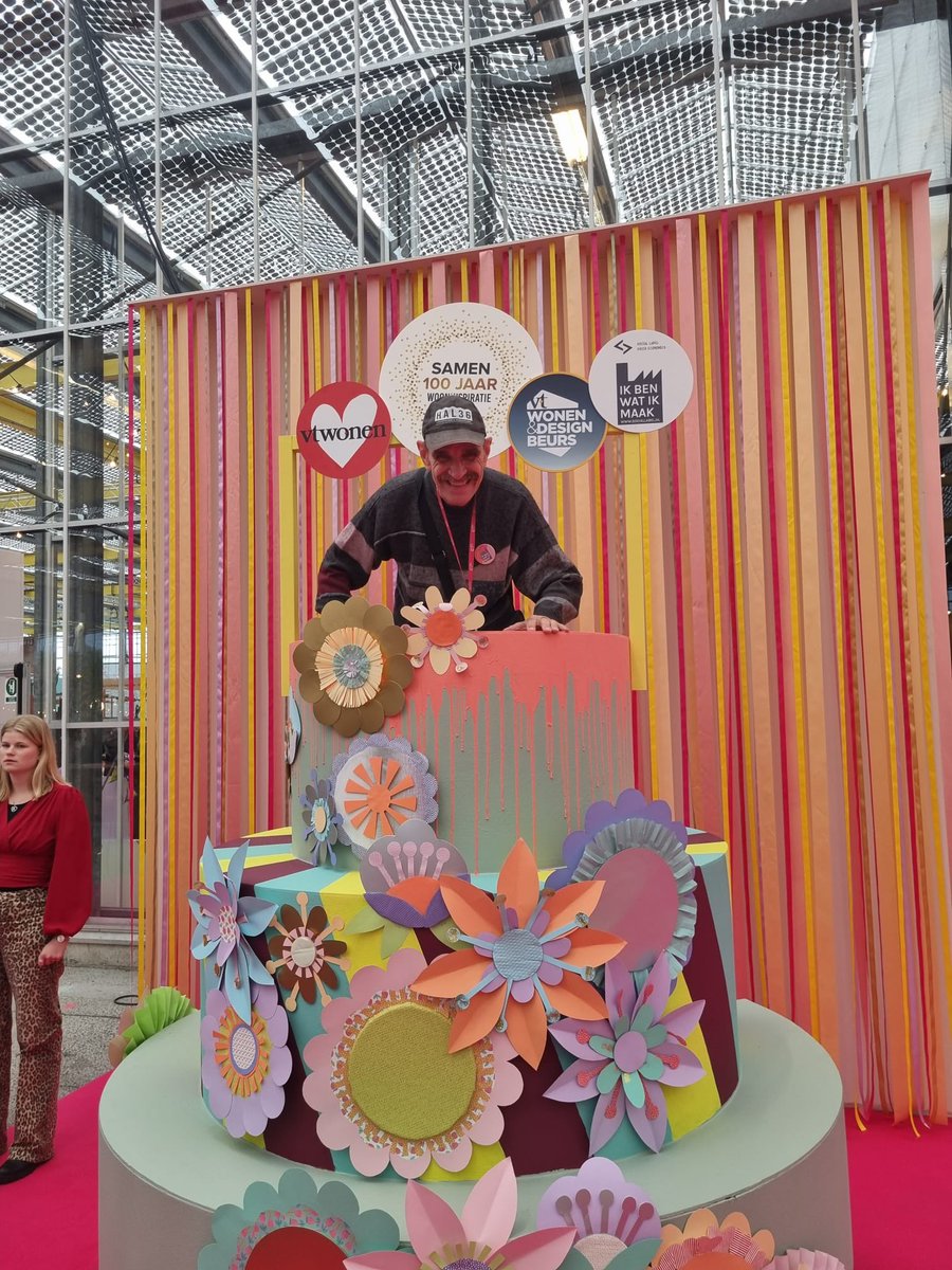 De makers van het verhalend servies geven live workshops <a href="/vtwdbeurs/">vt wonen&designbeurs</a> #ikbenwatikmaak #feest 100 jaar wooninspiratie ism <a href="/vtwonen/">vtwonen</a>