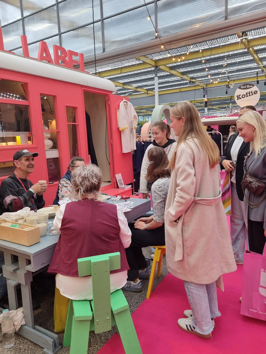 Social label ® tweet media