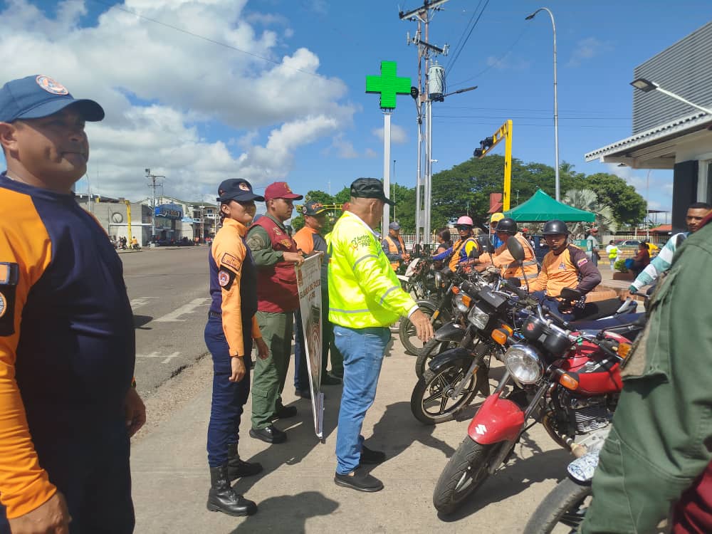 SanFernandoINTT's tweet photo. #Despliegue | Desde el municipio San Fernando, servidores públicos del INTT en conjunto con el Frente Preventivo orientan a motoristas acerca del uso correcto del casco protector. https://t.co/szNi3Z5j9O