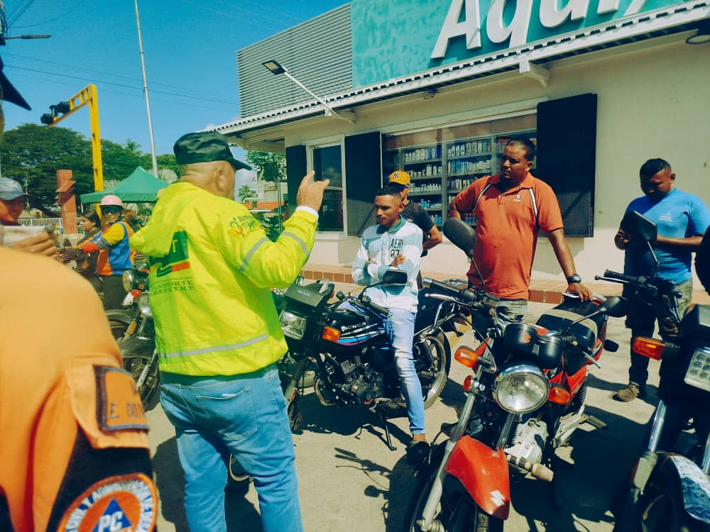 SanFernandoINTT's tweet photo. #Despliegue | Desde el municipio San Fernando, servidores públicos del INTT en conjunto con el Frente Preventivo orientan a motoristas acerca del uso correcto del casco protector. https://t.co/szNi3Z5j9O