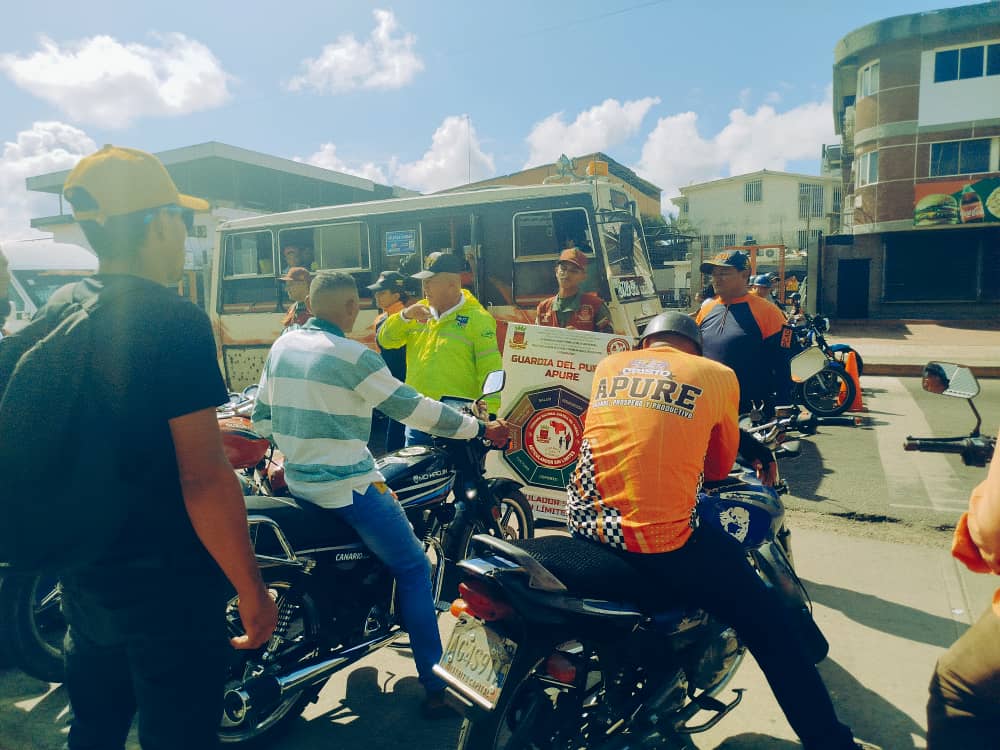 SanFernandoINTT's tweet photo. #Despliegue | Desde el municipio San Fernando, servidores públicos del INTT en conjunto con el Frente Preventivo orientan a motoristas acerca del uso correcto del casco protector. https://t.co/szNi3Z5j9O