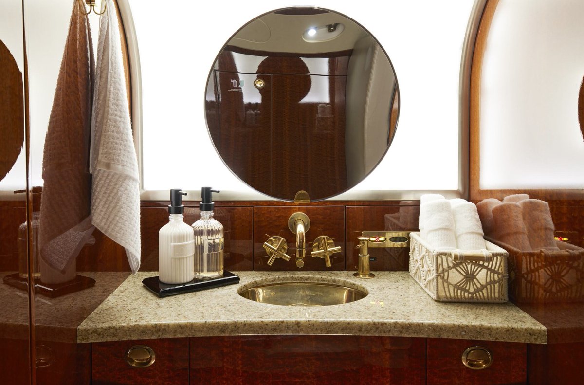 jetaviation's tweet image. Discover the Challanger300

Seating: 9 passengers ​
Crew: 2 pilots ​
Range: 2,100 nm | 3,889 km ​
Speed: 460 kts | 851 km/h ​
Endurance: 4.45 h​
​
Make your next charter inquiry here: ow.ly/rcqe50TATVh
​
#Aviation #BusinessAviation #FlyCharter #Challenger300