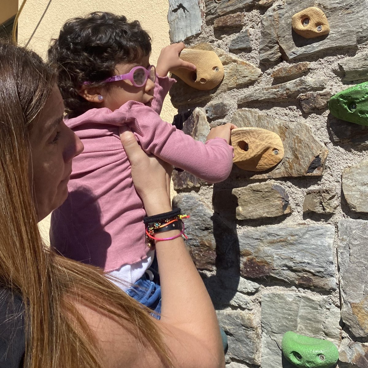 Durant el tractament contra el #càncer, nens i nenes deixen de participar en activitats que eren importants per a ells (escola, esports, extraescolars...), i això pot comportar sentiments de tristesa i aïllament. A la #FEVillavecchia els oferim sortides i activitats de respir.