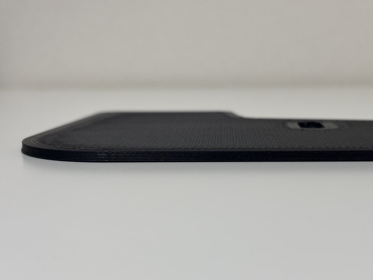 Graphite_One's tweet photo. FX3DのS2用マッドガードを良く見てみました(写真はフロント用)
厚みがある素材の外側にはヤスリ状の細かいシボ+薄く斜め線のパターンが入るという凝ったデザイン
また、タイヤハウス側は傷が目立ちにくいよう細かいパターンが彫り込まれています
素晴らしい出来です👍
#AP2 #S2000 #types #FX3D https://t.co/Tq8xlUfVE8