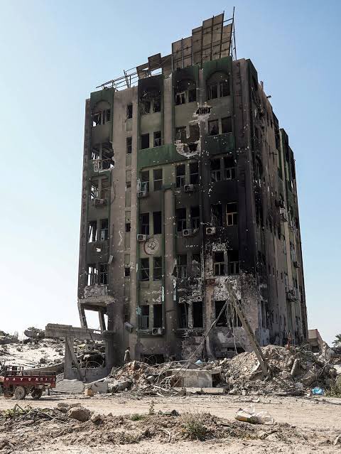 2019年に「国境なき医師団」取材で訪問したガザ、ハンアニスの美しいダルアルサラム病院。それが今年の8月末にどうなったかを写真で示された。言葉もない。病院をこうしてしまうのは正気なのか。