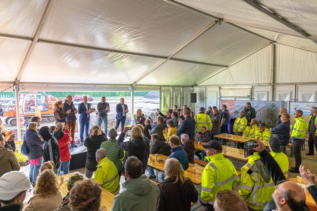 DijkstraDraisma's tweet image. Vandaag vierden we feest in Leek! Martijn en Wientje, twee medewerkers van Novatec, gaven het officiële startsein voor de nieuwbouw van sociaal ontwikkelbedrijf Novatec en team Buitendienst van Gemeente Westerkwartier. 

#nieuwbouw #novatec #bgdd #vernieuwengeeftenergie