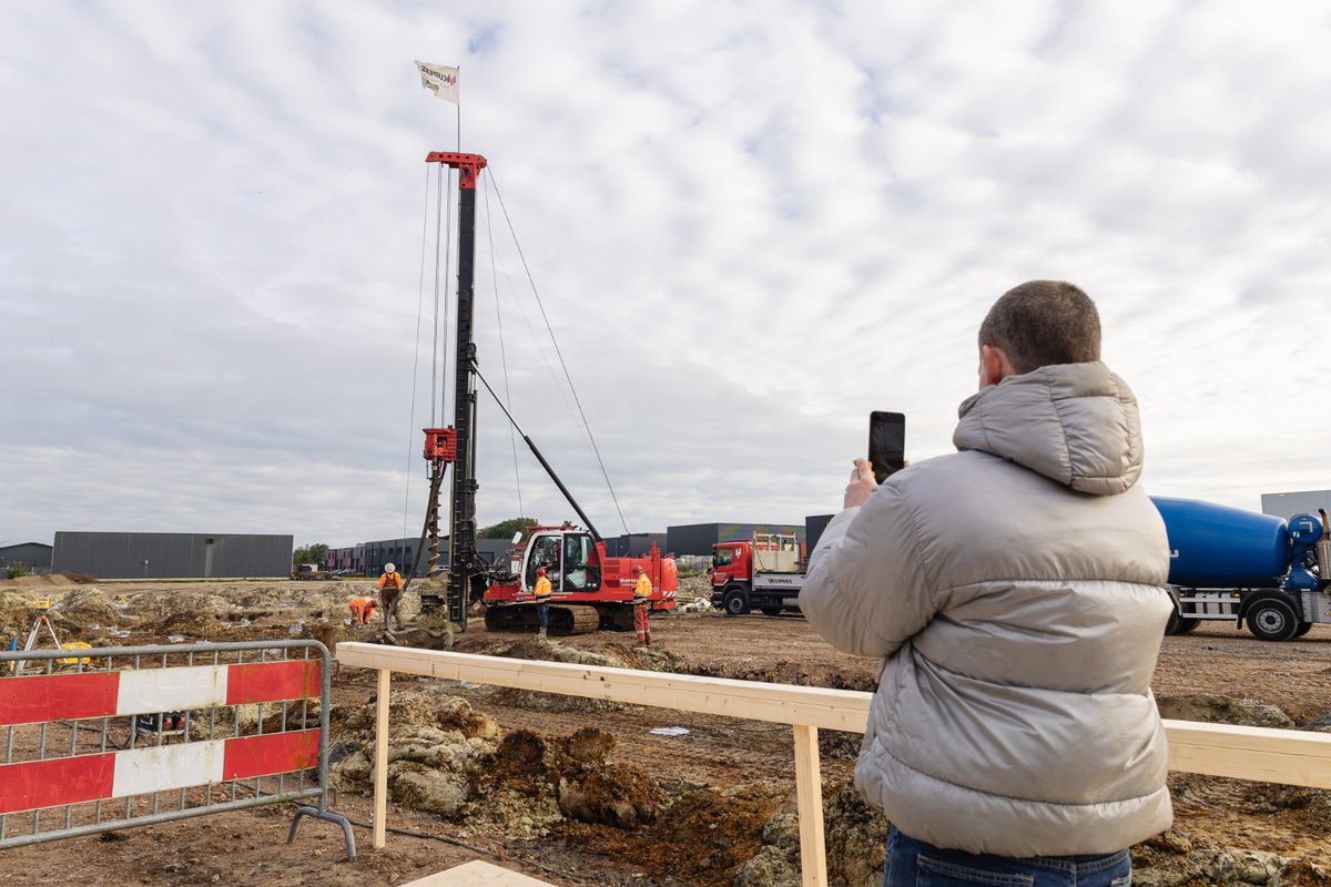 DijkstraDraisma's tweet image. Vandaag vierden we feest in Leek! Martijn en Wientje, twee medewerkers van Novatec, gaven het officiële startsein voor de nieuwbouw van sociaal ontwikkelbedrijf Novatec en team Buitendienst van Gemeente Westerkwartier. 

#nieuwbouw #novatec #bgdd #vernieuwengeeftenergie