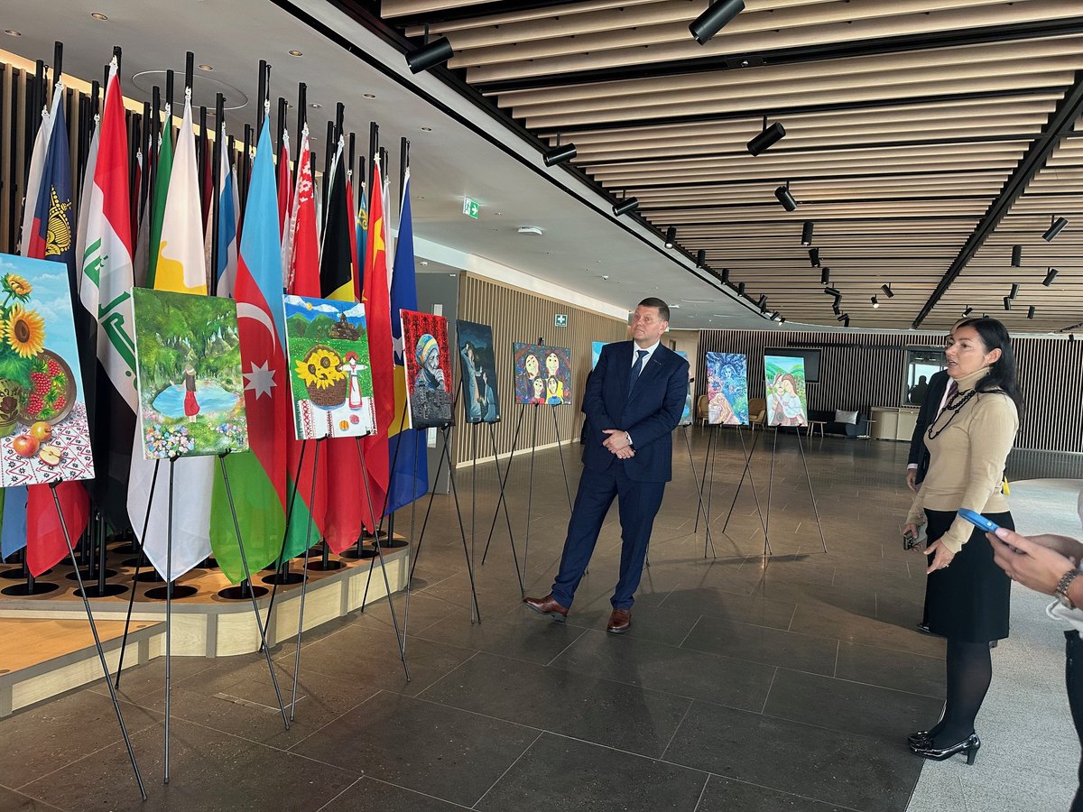 It was our great pleasure to welcome #Ukraine's ambassador to the UK, Valerii Zaluzhnyi, to the <a href="/EBRD/">The EBRD</a> today.

We introduced him to Ukrainian colleagues and our visitor also had time to admire an exhibition of art painted by Ukrainian children on display at our HQ.