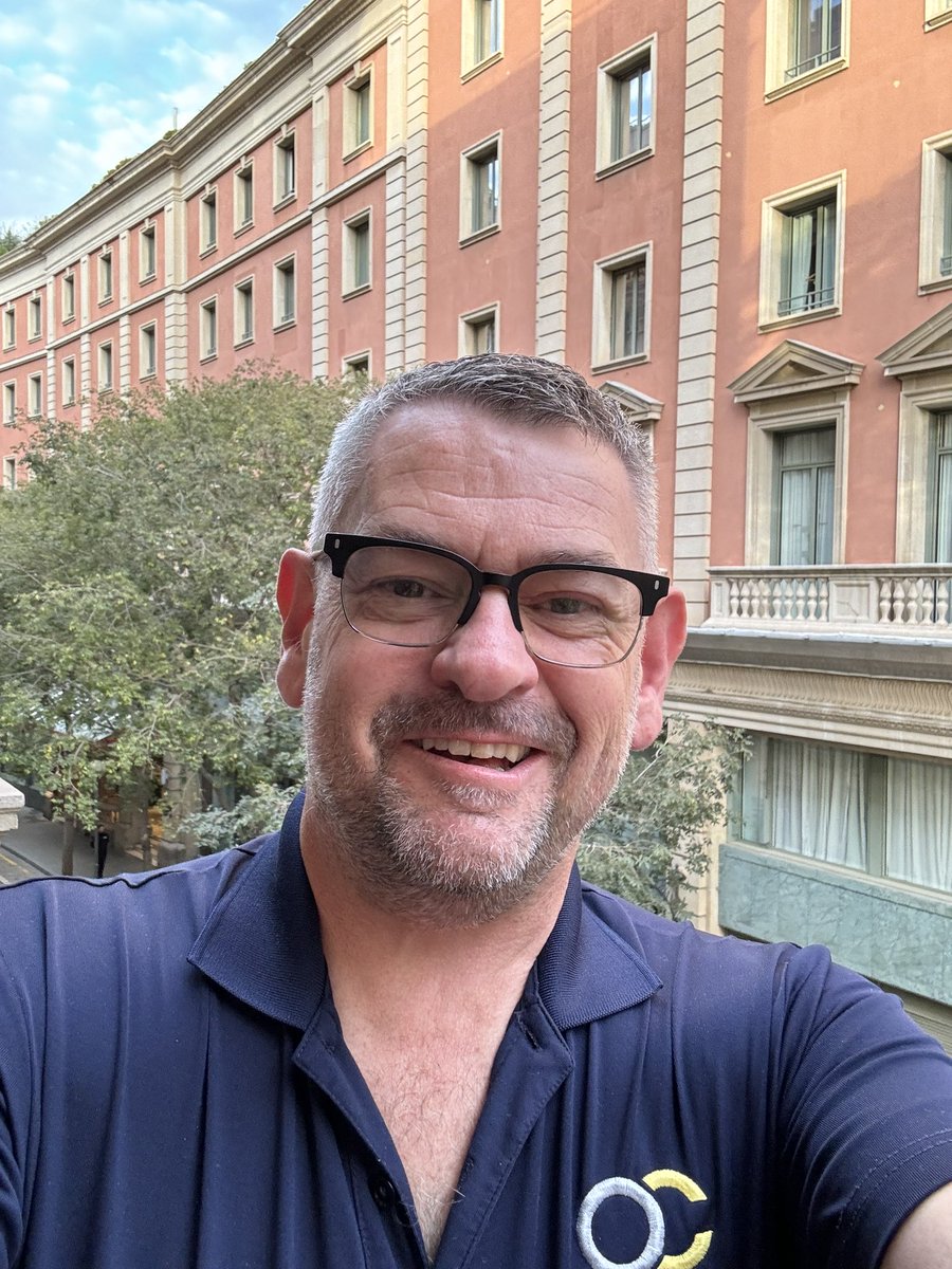 Just a boy, on a balcony, outside a meeting room. 🇪🇸