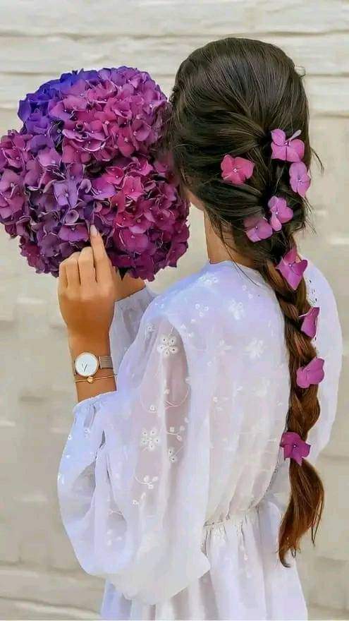 وإن كـان إشـتــيــــــــاااقي لـك خـطـــــيـئـة ..
فـإنـنـي فـي بـــحــــــر الخــطـــــاااايـا قـد غــرقــت ....⁦❤️