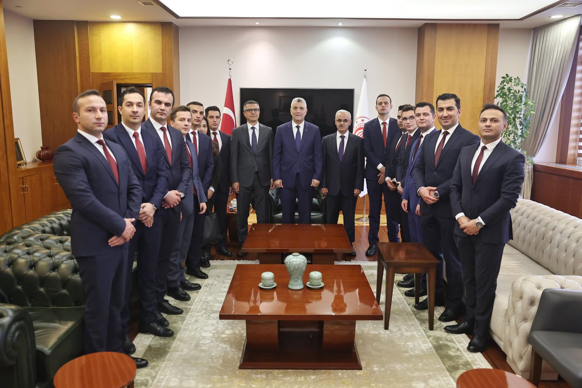 Bugün Ticaret Bakanlığımızda göreve yeni başlayan Ticaret Müfettiş Yardımcıları ile bir araya geldik.

Toplantımızda Ticaret Müfettiş Yardımcılarına mesleklerinin her aşamasında adalet düsturu ile hareket etmeleri gerektiğini vurguladık.

Dış ticaret hacmimizin 600 milyar doları