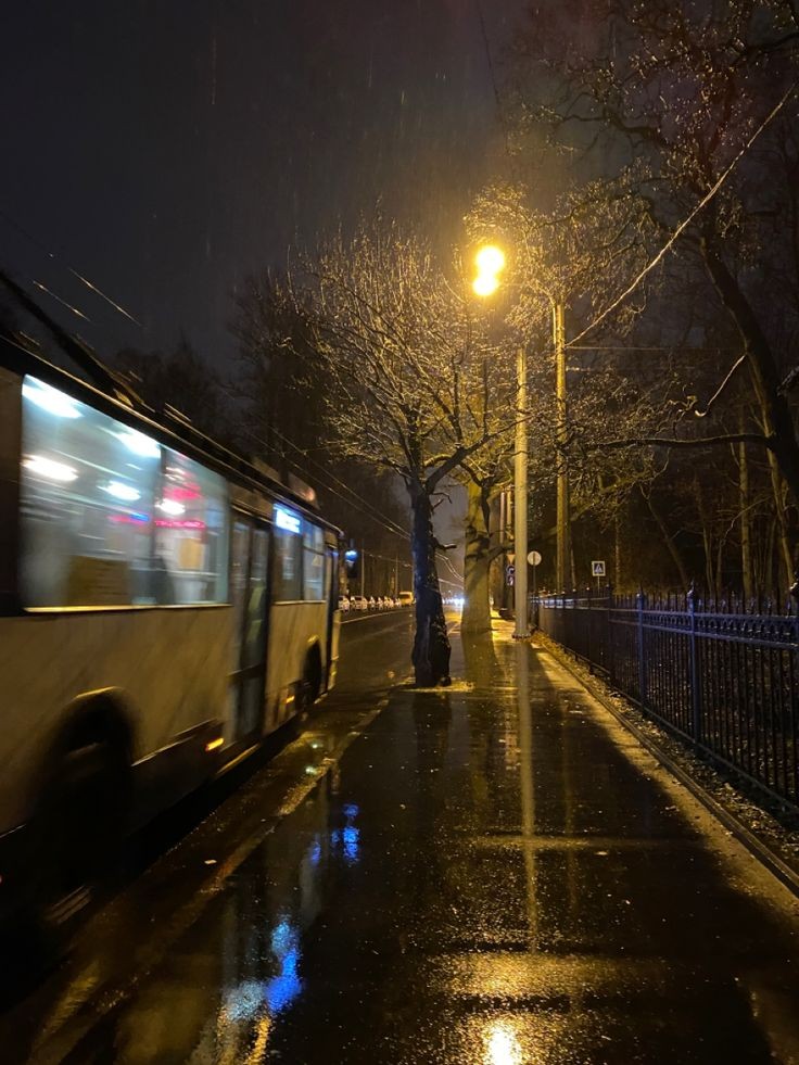 hafif çiseleyen yağmur ve yürümek...