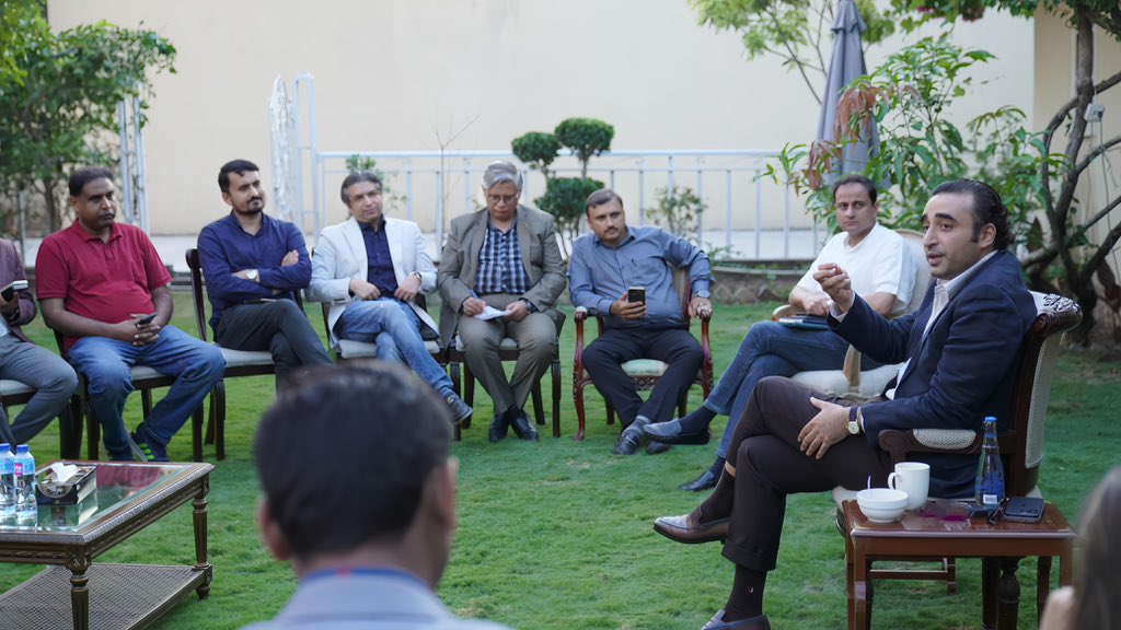 MediaCellPPP's tweet photo. اسلام آباد: پاکستان پیپلزپارٹی کے چیئرمین بلاول بھٹو زرداری سے سپریم کورٹ پریس ایسوسی ایشن کے وفد نے زرداری ہاؤس میں ملاقات کی، اس موقع پر آئینی عدالت اور عدالتی اصلاحات سے متعلق تبادلہ خیال کیا گیا
@BBhuttoZardari https://t.co/OHHGVy0Uye