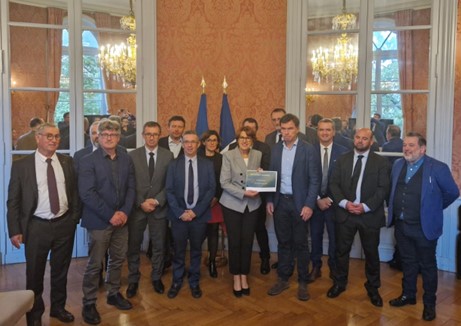 La Coopération Agricole - Vignerons Coopérateurs (@vigneronscoop) on Twitter photo 🍇🍷🍾La filière #vitivinicole a été reçue par <a href="/AnnieGenevard/">Annie Genevard</a>, ministre de l’Agriculture, pour présenter leur plan stratégique.
Au cœur des échanges : une crise profonde, des actions nécessaires pour relancer le secteur, et des propositions structurantes pour l'avenir. 🍇🍷🍾La filière #vitivinicole a été reçue par <a href="/AnnieGenevard/">Annie Genevard</a>, ministre de l’Agriculture, pour présenter leur plan stratégique.
Au cœur des échanges : une crise profonde, des actions nécessaires pour relancer le secteur, et des propositions structurantes pour l'avenir.