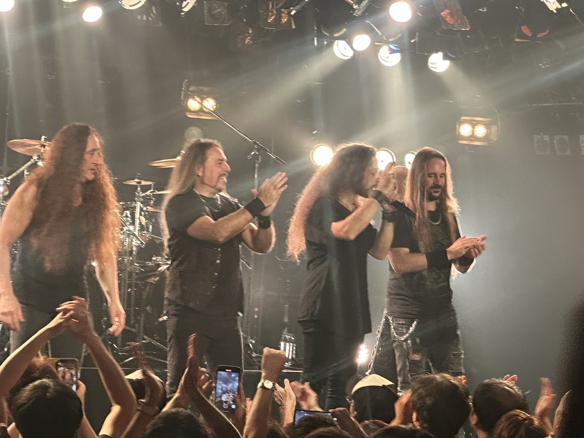 belle_la_vieeee's tweet image. RHAPSODY OF FIREを観に梅田クラブクワトロに。
ジャコモさんのパフォーマンスに楽しませてもらったー。
行けて良かったなぁ。念願のemerald swordも聞けた。
PAさんや照明の方に感謝を述べてる姿にますます好きになりました。
#rhapsodyoffird 
#ラプソディーオブファイア