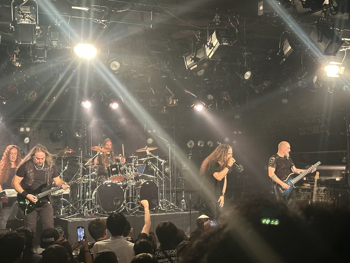 belle_la_vieeee's tweet image. RHAPSODY OF FIREを観に梅田クラブクワトロに。
ジャコモさんのパフォーマンスに楽しませてもらったー。
行けて良かったなぁ。念願のemerald swordも聞けた。
PAさんや照明の方に感謝を述べてる姿にますます好きになりました。
#rhapsodyoffird 
#ラプソディーオブファイア
