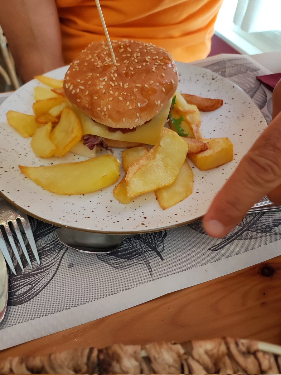 Vaya manita que tienen estos del <a href="/Maribarbolas/">Maribarbolarestaurante</a> 🤤

El menú del día por 16 euros es TOTALMENTE recomendable 

El pisto marinero de los espárragos fritos madre mía, que locura 

El resto riquísimo también, las albóndigas excelentes

Pero claro, lo de los postres ya, fuaaaa (sigue)