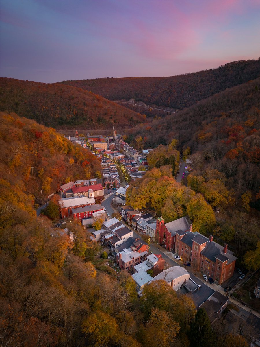 mikestanislaw's tweet image. So if you’re planning on visiting Jim Thorpe PA this fall, this thread hopefully will help make your visit more enjoyable. 🧵
Options in getting here.
1. By car
2. Short bike ride (park outside of town)
3. Regional trains