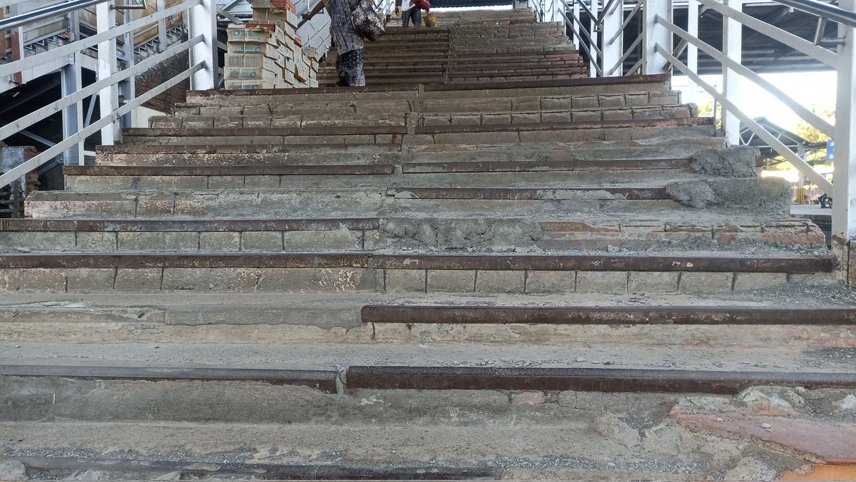 bimmanuel23's tweet photo. It has been more than a year since Chennai, Mambalam Railway Station Foot over Bridge stones has been removed to renovate....No progress is shown @GMSRailway @RailwaySeva @RailMinIndia @IRCTCofficial @AshwiniVaishnaw https://t.co/5bvJWvqjym