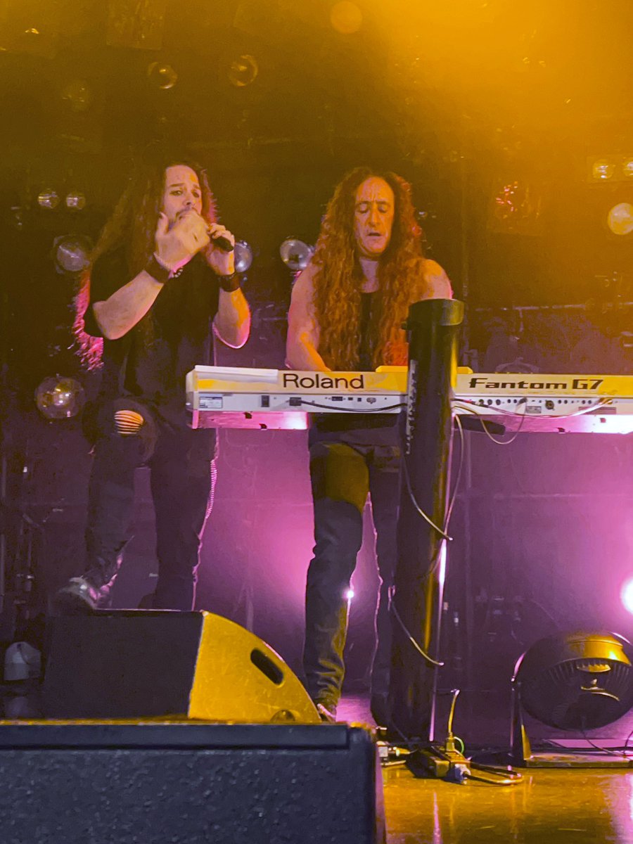 wa_nosuke's tweet image. RHAPSODY OF FIRE大阪公演
初っ端から泣いた！！
現Voの伸びやかな歌声も好きやし、彼が加入してからのアルバムもライブ映えする曲ばかりで好き！大袈裟ではなく心震えた最高のライブやった🤘
Emerald Sword は後方からワチャワチャ具合見たかったな🎶
ジャコモさんのヘアスタイルちょっと憧れる🤭