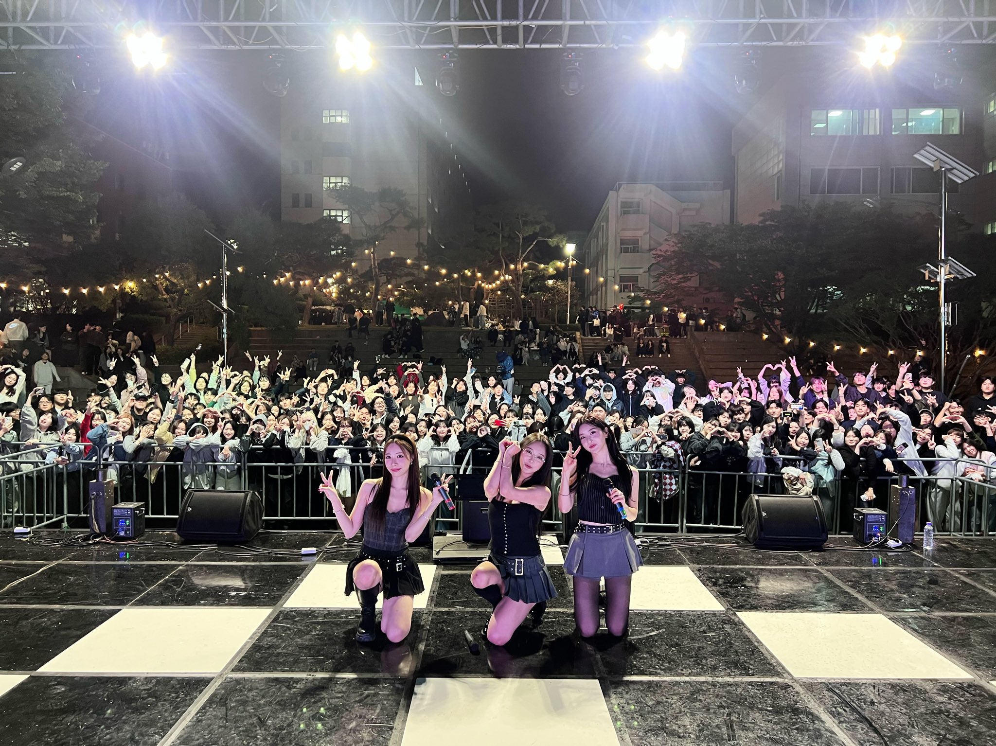 GY5KTGLakAAyyZC?format=jpg&name=large