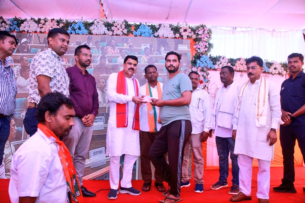 SSEPD2's tweet image. Hon'ble Minister, SSEPD distributed Wheelchairs and Social Security Pensions during the observation of the Special Gram Sabha at Udulibeda G.P, Mathili Block, Malkangiri District. @CMO_Odisha
@NityanandaBJP @BPSethi @niyati_pattnaik
#Malkangiri #Empowerment #SocialSecurity