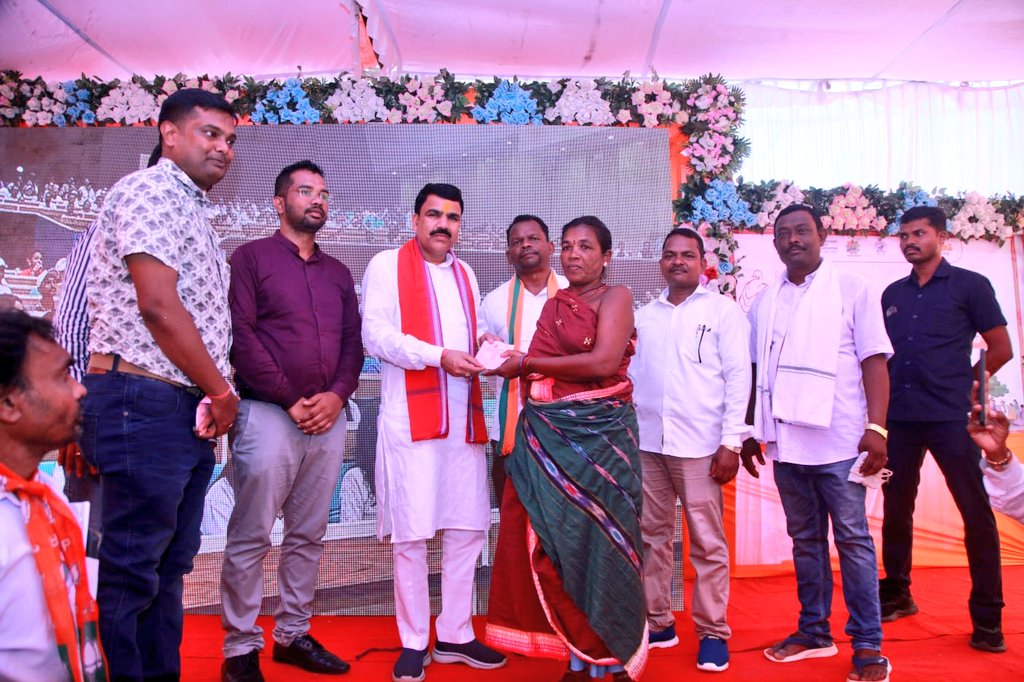 SSEPD2's tweet image. Hon'ble Minister, SSEPD distributed Wheelchairs and Social Security Pensions during the observation of the Special Gram Sabha at Udulibeda G.P, Mathili Block, Malkangiri District. @CMO_Odisha
@NityanandaBJP @BPSethi @niyati_pattnaik
#Malkangiri #Empowerment #SocialSecurity