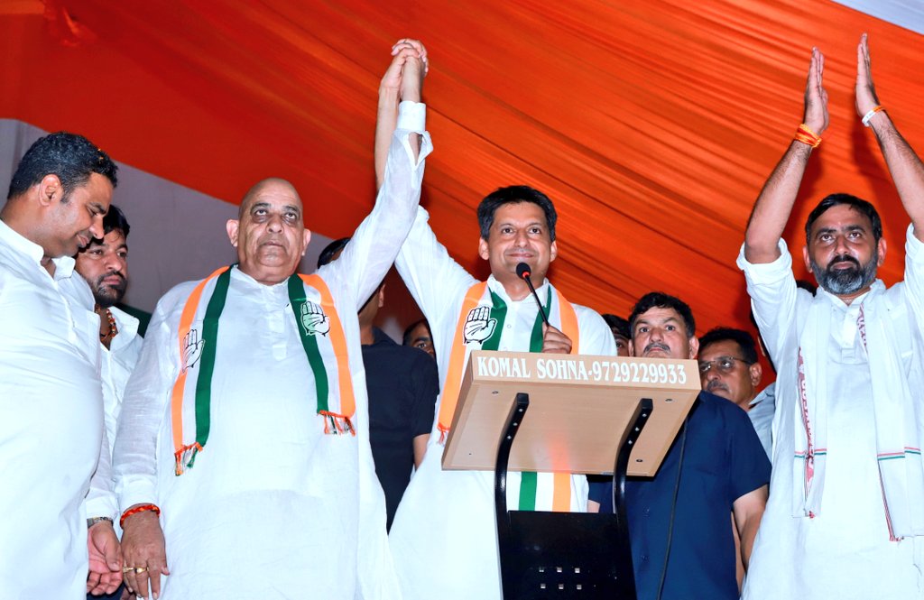 DeependerSHooda's tweet photo. आज सोहना विधानसभा क्षेत्र से कांग्रेस उम्मीदवार रोहतास खटाना जी के पक्ष में चुनावी जनसभा को संबोधित कर उन्हें विजयी बनाने की अपील की।

BJP ने कौशल निगम, अग्निपथ योजना लाकर पक्की सरकारी नौकरियों को कच्चे में बदल दिया। कांग्रेस सरकार आने पर कौशल निगम के जरिए भर्ती कर्मियों को नीति बनाकर पक्का करेंगे।