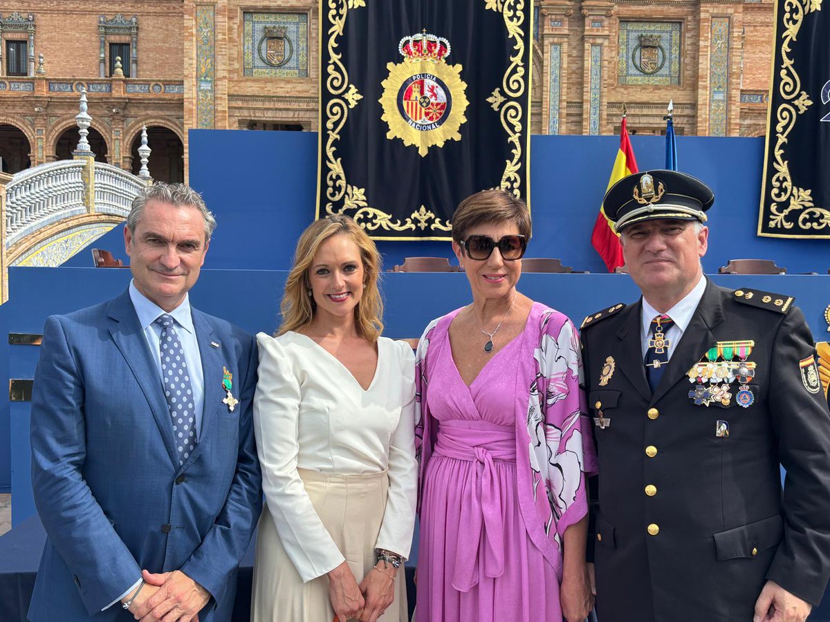 Enhorabuena a <a href="/javier_ronda/">Javier Ronda</a> 
condecorado de <a href="/AJDEPLA_policia/">Jefes/as Policía Local de Andalucía</a>, que hoy recibe La Cruz al Mérito Policial con Distintivo Blanco que concede la <a href="/policia/">Policía Nacional</a> en el Día su Patrón, los Santos Ángeles Custodios

#2OCTUBRE