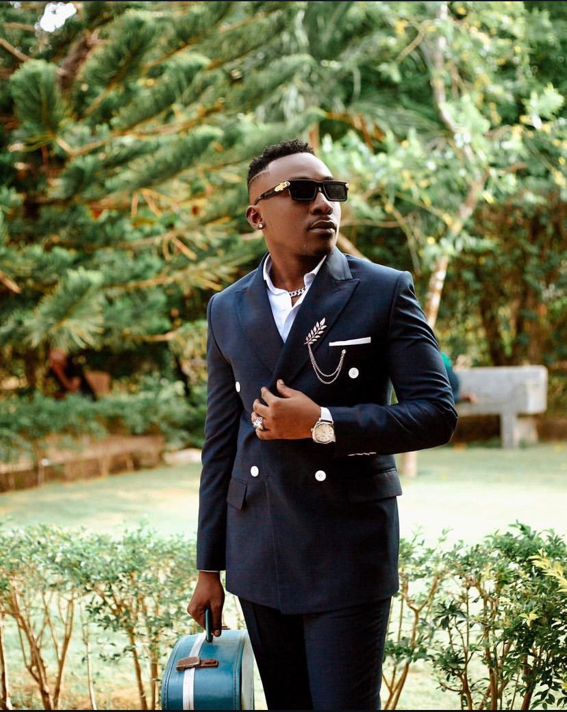 FarajiKimea's tweet image. Haimbwi sanaa ila jamaa anajua

#Killy
#Nihurumie 🔥🔥