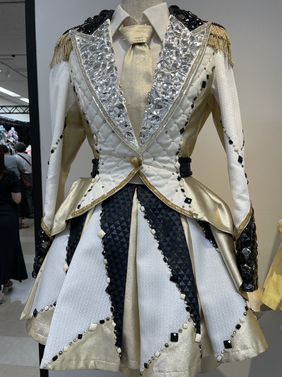 pinotaroP_M's tweet photo. 来週からオサレカンパニーの衣装展が東京駅であるんですが、衣装作る人はぜひぜひぜひ行って欲しい！！！特に女子衣装好きな人...
布とかパーツの選び方がまじで可愛い、めちゃくちゃ参���になるので...
200着近くあるんじゃないかな、、(去年2時間で見きれなかった) https://t.co/oYmyyGqvcr